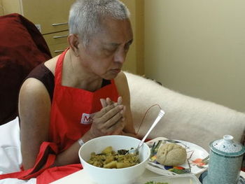 Lama Zopa Rimpoché en el hospital, con gran dificultad de poner las manos en el mudra de la postración en la práctica de ofrendas. FotografÃa de Holly Ansett Lama Zopa Rimpoché en el hospital, con gran dificultad de poner las manos en el mudra de la postración en la práctica de ofrendas.